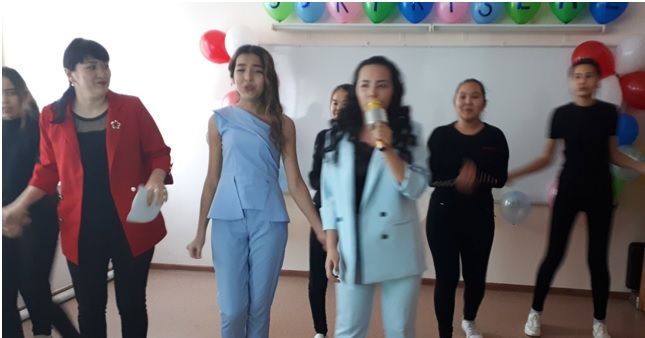 English teacher S.O. Zharlygasova held an extracurricular event “Surprise me!”. 